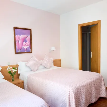 ペンション ノエバ サルテース ゲストハウス